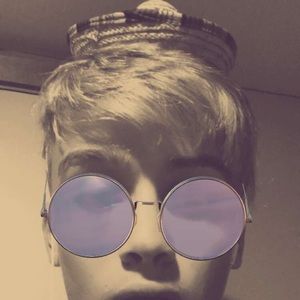 Meet your Posher, Max